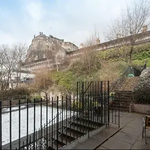 Charming 1 Bed With Castle View Apartment